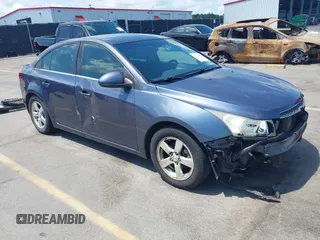 2014 Chevrolet Cruze 1LT z VIN 1G1PC5SB7E7254331, wystawiony jako IAAI lot #42446393 z przebiegiem 118 871 mil mil oraz . Historia ofert i sprzedaży dostępna na DreamBid. Obrazek 1.