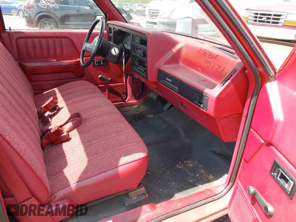 1992 Dodge Dakota "S" with VIN 1B7FL26X3NS677489, listed as a IAAI auction lot 42167931 with 108,582 mi miles. Bid and sale history available at carsss.com. Image 5.