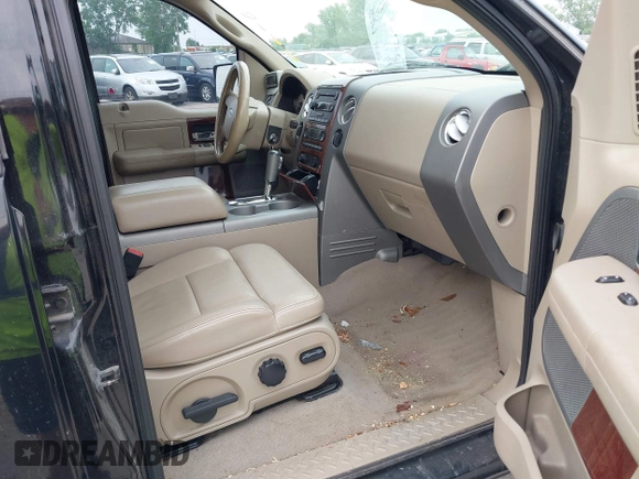 2006 Ford F-150 XLT z VIN 1FTPW14576FB34065, wystawiony jako IAAI lot #42500162 z przebiegiem 212 114 mil mil oraz . Historia ofert i sprzedaży dostępna na DreamBid. Obrazek 5.