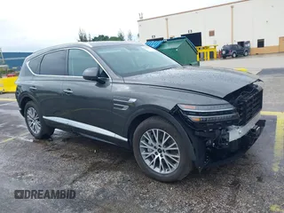 2025 Genesis GV80 Standard z VIN KMUHFESB7SU241172, wystawiony jako IAAI lot #42208893 z przebiegiem 7748 mil mil oraz . Historia ofert i sprzedaży dostępna na DreamBid. Obrazek 1.
