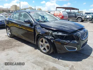 2013 Volvo S60 T5 Premier z VIN YV1612FS4D2190479, wystawiony jako IAAI lot #42244633 z przebiegiem 104 927 mil mil oraz . Historia ofert i sprzedaży dostępna na DreamBid. Obrazek 1.
