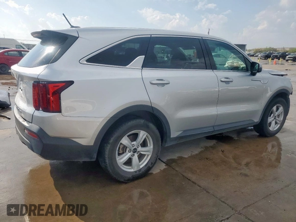2021 Kia Sorento LX z VIN 5XYRG4LC3MG056711, wystawiony jako Copart lot #50418085 z przebiegiem 98 133 mil mil oraz Czysty tytuł • Clean title. Historia ofert i sprzedaży dostępna na DreamBid. Obrazek 3.