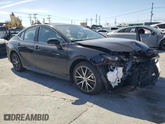 2025 Toyota Camry LE z VIN 4T1DAACK8SU101697, wystawiony jako Copart lot #47858965 z przebiegiem 8 897 mil mil oraz Szkoda całkowita • Salvage title. Historia ofert i sprzedaży dostępna na DreamBid. Obrazek 4.