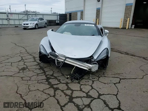 2018 McLaren 570S z VIN SBM13FAA2JW004594, wystawiony jako Copart lot #49730155 z przebiegiem Nie podano mil oraz Szkody całkowita. Historia ofert i sprzedaży dostępna na DreamBid. Obrazek 14.