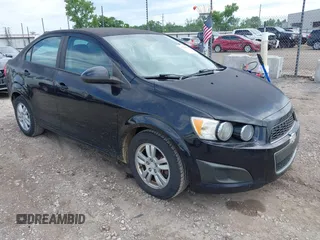 2012 Chevrolet Sonic LS z VIN 1G1JA5SH8C4218047, wystawiony jako IAAI lot #42338548 z przebiegiem 97 348 mil mil oraz . Historia ofert i sprzedaży dostępna na DreamBid. Obrazek 1.