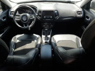2018 Jeep Compass Latitude z VIN 3C4NJCBB0JT134143, wystawiony jako Copart lot #57228345 z przebiegiem 102 011 mil mil oraz Szkoda całkowita • Salvage title. Historia ofert i sprzedaży dostępna na DreamBid. Obrazek 8.