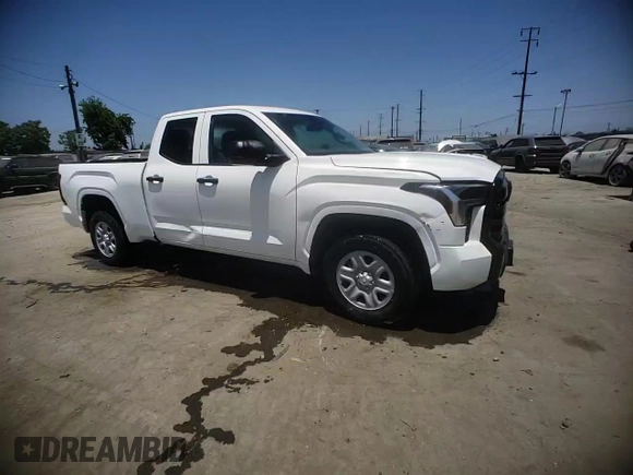 2022 Toyota Tundra SR z VIN 5TFKB5AA3NX013623, wystawiony jako Copart lot #56168634 z przebiegiem 3 038 mil mil oraz Szkoda całkowita • Salvage title. Historia ofert i sprzedaży dostępna na DreamBid. Obrazek 11.