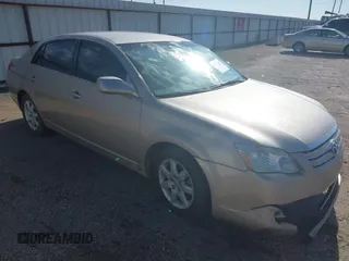 2007 Toyota Avalon XL z VIN 4T1BK36B97U233967, wystawiony jako IAAI lot #42501668 z przebiegiem 143 480 mil mil oraz . Historia ofert i sprzedaży dostępna na DreamBid. Obrazek 1.