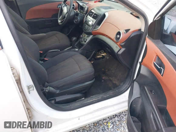 2014 Chevrolet Sonic LT z VIN 1G1JC5SH6E4101466, wystawiony jako IAAI lot #42283152 z przebiegiem 159 568 mil mil oraz . Historia ofert i sprzedaży dostępna na DreamBid. Obrazek 5.