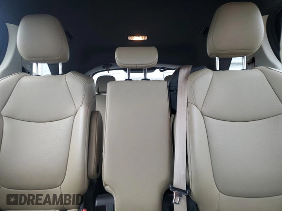 2021 Toyota Sienna XLE z VIN 5TDJRKEC7MS049563, wystawiony jako Copart lot #53114495 z przebiegiem 130 357 mil mil oraz Szkoda całkowita • Salvage title. Historia ofert i sprzedaży dostępna na DreamBid. Obrazek 10.