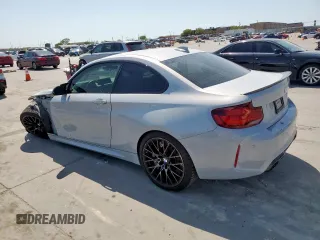 2020 BMW M2 Competition z VIN WBS2U7C06L7E16840, wystawiony jako Copart lot #50235865 z przebiegiem 55 240 mil mil oraz Szkody całkowita. Historia ofert i sprzedaży dostępna na DreamBid. Obrazek 2.