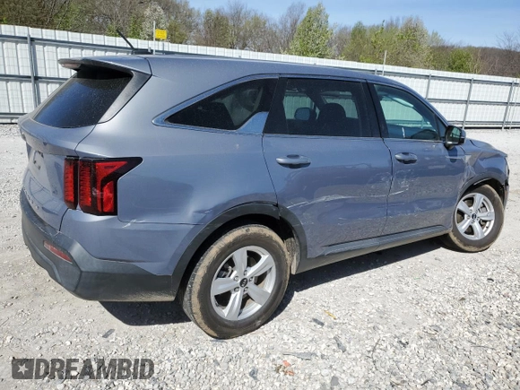 2021 Kia Sorento LX z VIN 5XYRGDLC6MG017336, wystawiony jako Copart lot #50144775 z przebiegiem 84 757 mil mil oraz Szkoda całkowita • Salvage title. Historia ofert i sprzedaży dostępna na DreamBid. Obrazek 3.