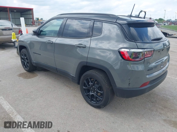 2024 Jeep Compass Latitude z VIN 3C4NJDBN4RT578170, wystawiony jako IAAI lot #42237990 z przebiegiem 17 265 mil mil oraz . Historia ofert i sprzedaży dostępna na DreamBid. Obrazek 3.