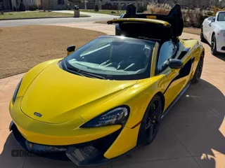 2018 McLaren 570S z VIN SBM13FAA2JW004563, wystawiony jako Copart lot #51371545 z przebiegiem 20 602 mil mil oraz Tytuł czysty. Historia ofert i sprzedaży dostępna na DreamBid. Obrazek 2.