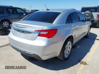 2012 Chrysler 200 Touring z VIN 1C3CCBBB1CN206356, wystawiony jako IAAI lot #41599679 z przebiegiem 286 239 mil mil oraz . Historia ofert i sprzedaży dostępna na DreamBid. Obrazek 4.