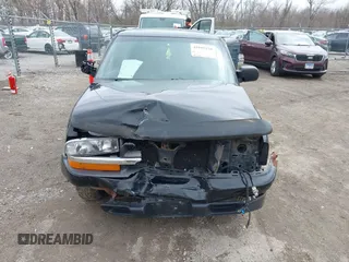 2001 Chevrolet S-10 LS with VIN 1GCCS19W818112858, listed as a IAAI auction lot 41955250 with 185,516 mi miles and . Bid and sale history available at DreamBid. Image 12.