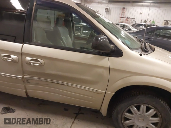 2006 Chrysler Town & Country LWB Limited with VIN 2A8GP64L26R640347, listed as a IAAI auction lot 41353419 with 160,220 mi miles. Bid and sale history available at carsss.com. Image 6.
