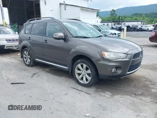 2010 Mitsubishi Outlander XLS z VIN JA4JT4AX6AZ003099, wystawiony jako IAAI lot #42458993 z przebiegiem 218 614 mil mil oraz . Historia ofert i sprzedaży dostępna na DreamBid. Obrazek 1.