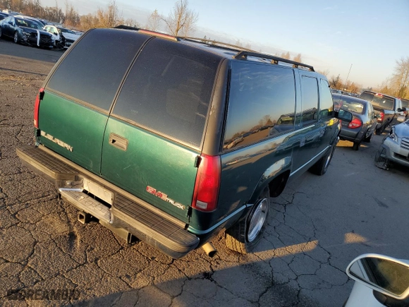 1997 GMC Suburban with VIN 3GKFK16RXVG513571, listed as a Copart auction lot 82086924 with 190,142 mi miles and Salvage Title. Bid and sale history available at carsss.com. Image 3.