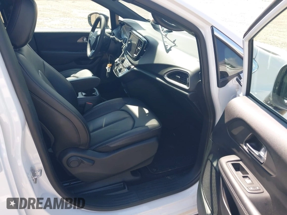 2025 Chrysler Pacifica Select with VIN 2C4RC1BG7SR509591, listed as a IAAI auction lot 42533235 with 19,520 mi miles and . Bid and sale history available at DreamBid. Image 5.