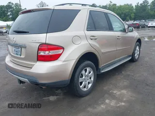 2007 Mercedes-Benz M 320 CDI z VIN 4JGBB22E57A247165, wystawiony jako IAAI lot #42526731 z przebiegiem 237 738 mil mil oraz . Historia ofert i sprzedaży dostępna na DreamBid. Obrazek 4.