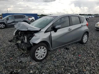 2015 Nissan Note S z VIN 3N1CE2CP0FL370088, wystawiony jako Copart lot #63529515 z przebiegiem 82 269 mil mil oraz Szkoda całkowita • Salvage title. Historia ofert i sprzedaży dostępna na DreamBid. Obrazek 1.
