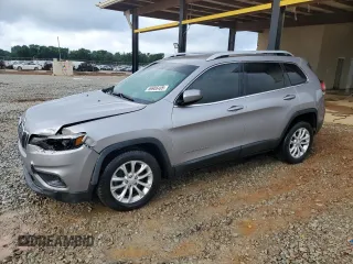 2019 Jeep Cherokee Latitude z VIN 1C4PJLCB9KD490556, wystawiony jako Copart lot #56906405 z przebiegiem 81 961 mil mil oraz Szkoda całkowita • Salvage title. Historia ofert i sprzedaży dostępna na DreamBid. Obrazek 1.