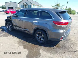 2018 Toyota Highlander LE z VIN 5TDZARFH8JS033994, wystawiony jako IAAI lot #42245699 z przebiegiem 140 608 mil mil oraz . Historia ofert i sprzedaży dostępna na DreamBid. Obrazek 3.
