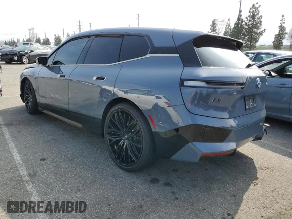 2023 BMW iX M60 z VIN WB533CF02PCL29526, wystawiony jako Copart lot #50676894 z przebiegiem 7 865 mil mil oraz . Historia ofert i sprzedaży dostępna na DreamBid. Obrazek 2.