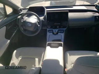 2023 Toyota bZ4X XLE z VIN JTMABACA8PA040260, wystawiony jako Copart lot #42473684 z przebiegiem 5 884 mil mil oraz . Historia ofert i sprzedaży dostępna na DreamBid. Obrazek 8.