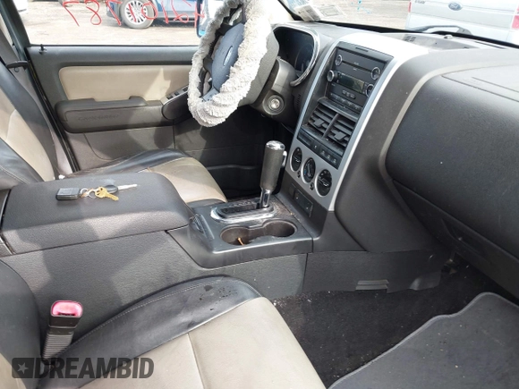 2008 Ford Explorer XLT z VIN 1FMEU73848UA88460, wystawiony jako IAAI lot #42101787 z przebiegiem 202 357 mil mil oraz . Historia ofert i sprzedaży dostępna na DreamBid. Obrazek 5.