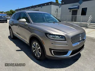 2020 Lincoln Nautilus Standard z VIN 2LMPJ8J93LBL15854, wystawiony jako Copart lot #57672975 z przebiegiem 37 398 mil mil oraz Tytuł czysty. Historia ofert i sprzedaży dostępna na DreamBid. Obrazek 4.