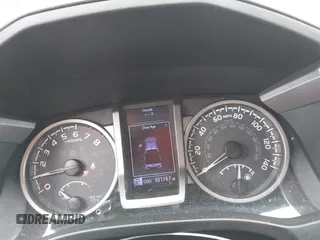 2017 Toyota Tacoma SR5 z VIN 3TMAZ5CN8HM051558, wystawiony jako IAAI lot #42320319 z przebiegiem 101 767 mil mil oraz . Historia ofert i sprzedaży dostępna na DreamBid. Obrazek 7.