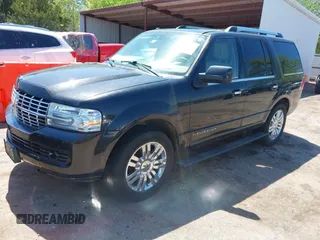 2010 Lincoln Navigator z VIN 5LMJJ2H59AEJ04450, wystawiony jako IAAI lot #42076939 z przebiegiem 87 117 mil mil oraz . Historia ofert i sprzedaży dostępna na DreamBid. Obrazek 2.
