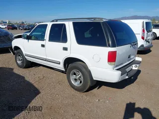 2001 Chevrolet Blazer LT z VIN 1GNCS13W712122865, wystawiony jako IAAI lot #41997035 z przebiegiem 161 862 mil mil oraz . Historia ofert i sprzedaży dostępna na DreamBid. Obrazek 3.