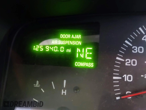 2000 Lincoln Town Car Signature z VIN 1LNHM82W1YY869805, wystawiony jako IAAI lot #42051938 z przebiegiem 125 940 mil mil oraz . Historia ofert i sprzedaży dostępna na DreamBid. Obrazek 16.