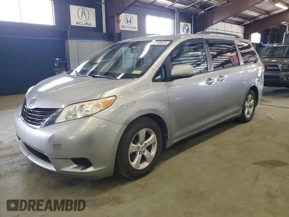 2011 Toyota Sienna LE AAS z VIN 5TDKK3DCXBS146656, wystawiony jako Copart lot #61140625 z przebiegiem 200 328 mil mil oraz Czysty tytuł • Clean title. Historia ofert i sprzedaży dostępna na DreamBid. Obrazek 1.
