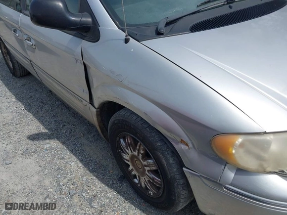 2005 Chrysler Town & Country Limited with VIN 2C8GP64L35R191104, listed as a IAAI auction lot 41800041 with 284,887 mi miles. Bid and sale history available at carsss.com. Image 12.