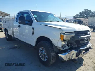 2017 Ford F-250 XL z VIN 1FD7X2A62HEB54633, wystawiony jako IAAI lot #42272440 z przebiegiem 76 521 mil mil oraz . Historia ofert i sprzedaży dostępna na DreamBid. Obrazek 1.