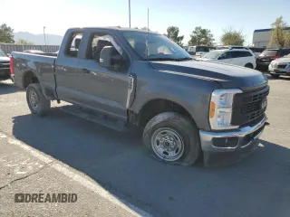 2023 Ford F-350 z VIN 1FT8X3BA6PED15808, wystawiony jako Copart lot #72426324 z przebiegiem 36 913 mil mil oraz Szkoda całkowita • Salvage title. Historia ofert i sprzedaży dostępna na DreamBid. Obrazek 4.