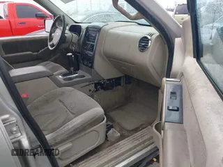 2006 Ford Explorer XLT with VIN 1FMEU73816ZA04465, listed as a IAAI auction lot 41803947 with 185,866 mi miles. Bid and sale history available at carsss.com. Image 5.