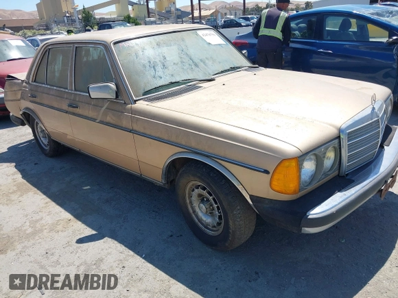 1981 Mercedes-Benz 300 D z VIN WDBAB30A9BB219442, wystawiony jako IAAI lot #42476756 z przebiegiem 274 561 mil mil oraz . Historia ofert i sprzedaży dostępna na DreamBid. Obrazek 1.