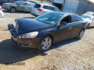 2013 Volvo S60 T5 Premier z VIN YV1612FS6D2207556, wystawiony jako IAAI lot #41895353 z przebiegiem 96 213 mil mil oraz . Historia ofert i sprzedaży dostępna na DreamBid. Obrazek 2.