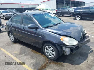2008 Hyundai Accent GLS z VIN KMHCN46C18U167345, wystawiony jako IAAI lot #42269153 z przebiegiem 153 795 mil mil oraz . Historia ofert i sprzedaży dostępna na DreamBid. Obrazek 1.