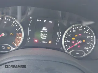 2020 Jeep Renegade Altitude z VIN ZACNJABB0LPL55950, wystawiony jako IAAI lot #42222826 z przebiegiem 74 022 mil mil oraz . Historia ofert i sprzedaży dostępna na DreamBid. Obrazek 7.