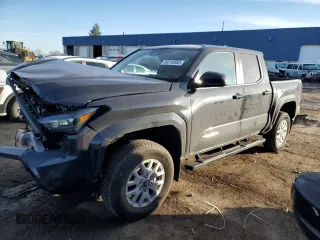 2024 Toyota Tacoma SR5 z VIN 3TMLB5JN0RM051460, wystawiony jako Copart lot #50316565 z przebiegiem 8 242 mil mil oraz Czysty tytuł • Clean title. Historia ofert i sprzedaży dostępna na DreamBid. Obrazek 1.