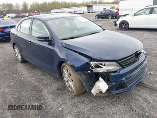 2014 Volkswagen Jetta SE z VIN 3VWD17AJ8EM326015, wystawiony jako IAAI lot #42027359 z przebiegiem 75 436 mil mil oraz . Historia ofert i sprzedaży dostępna na DreamBid. Obrazek 1.