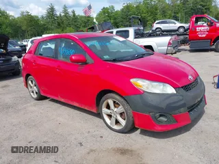 2009 Toyota Matrix S z VIN 2T1LE40EX9C009227, wystawiony jako IAAI lot #42358040 z przebiegiem 182 753 mil mil oraz . Historia ofert i sprzedaży dostępna na DreamBid. Obrazek 1.