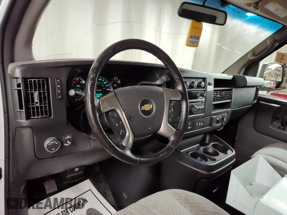 2015 Chevrolet Express Cargo z VIN 1GCZGTCG8F1152043, wystawiony jako IAAI lot #42889455 z przebiegiem 91 058 mil mil oraz . Historia ofert i sprzedaży dostępna na DreamBid. Obrazek 18.