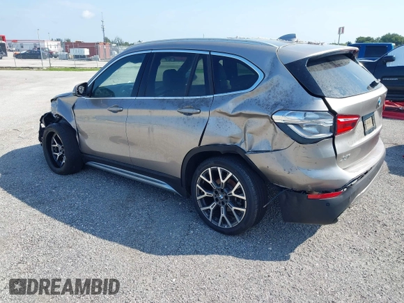 2021 BMW X1 sDrive28i z VIN WBXJG7C09M5U26043, wystawiony jako IAAI lot #36062187 z przebiegiem 14 844 mil mil oraz . Historia ofert i sprzedaży dostępna na DreamBid. Obrazek 3.